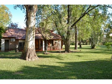 CASA QUINTA EN FUNES CON AMPLIO TERRENO (2700M2)
