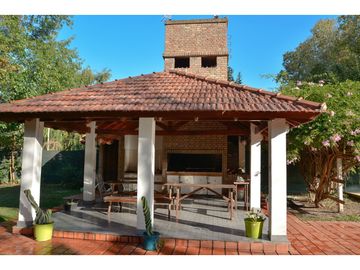 CASA QUINTA EN FUNES CON AMPLIO TERRENO (2700M2)