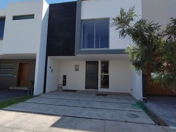 CASA EN VENTA PUNTO SUR ESTE NUEVA