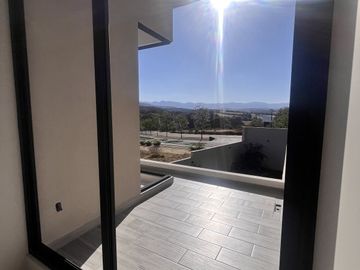 Hermosa y Moderna Residencia en Rancho San Juan