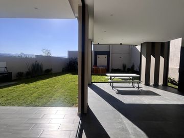 Hermosa y Moderna Residencia en Rancho San Juan