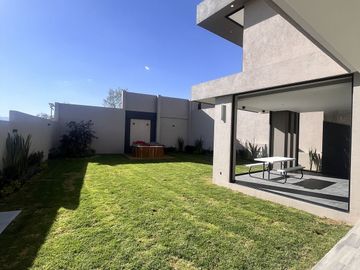 Hermosa y Moderna Residencia en Rancho San Juan