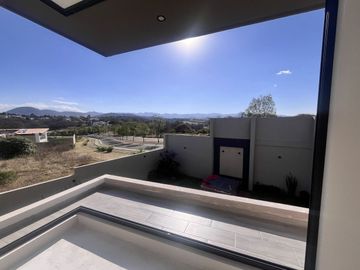 Hermosa y Moderna Residencia en Rancho San Juan