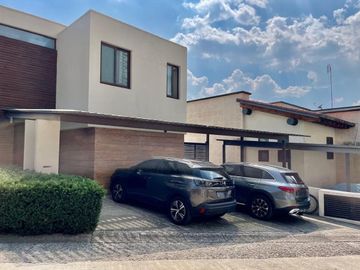 Casa Amueblada en Renta con Vista al Campo de Golf. Bosque Real
