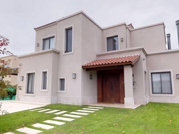 Espectacular casa en venta con muebles en Ayres Plaza - Mallmann Propiedades