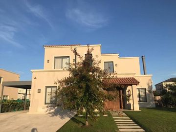 Espectacular casa en venta con muebles en Ayres Plaza - Mallmann Propiedades