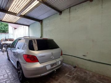 Casa en Monte Grande con cochera para 3 autos venta