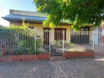 Casa en Monte Grande con cochera para 3 autos venta
