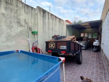 Casa en Monte Grande con cochera para 3 autos venta