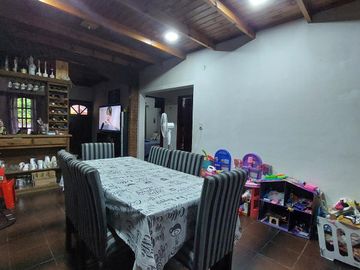 Casa en Monte Grande con cochera para 3 autos venta