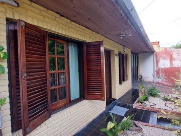 Casa en Monte Grande con cochera para 3 autos venta