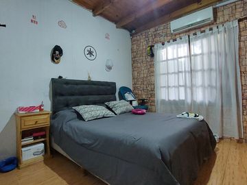 Casa en Monte Grande con cochera para 3 autos venta