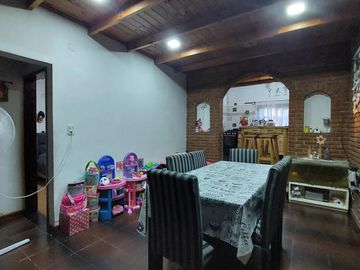 Casa en Monte Grande con cochera para 3 autos venta