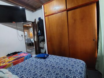 Casa en Monte Grande con cochera para 3 autos venta
