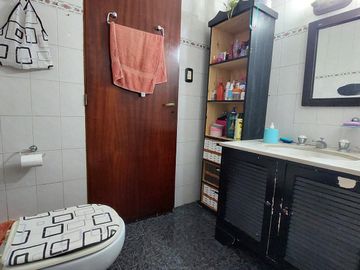 Casa en Monte Grande con cochera para 3 autos venta