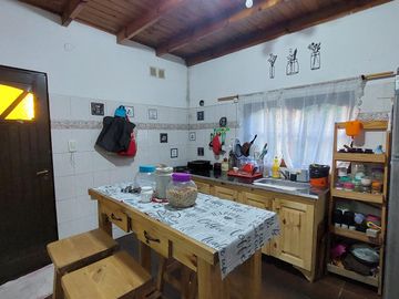 Casa en Monte Grande con cochera para 3 autos venta