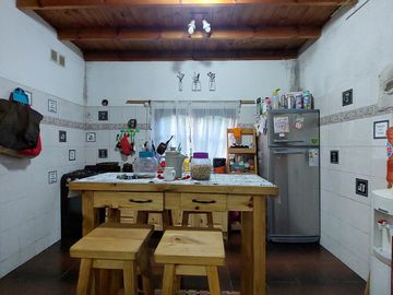 Casa en Monte Grande con cochera para 3 autos venta