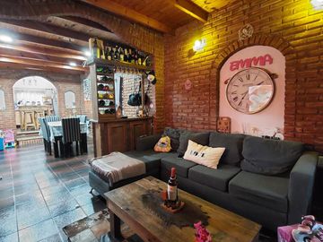 Casa en Monte Grande con cochera para 3 autos venta