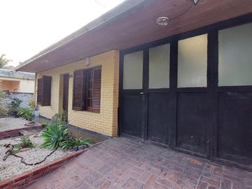 Casa en Monte Grande con cochera para 3 autos venta
