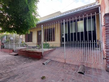 Casa en Monte Grande con cochera para 3 autos venta