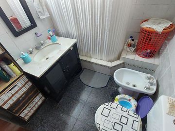 Casa en Monte Grande con cochera para 3 autos venta