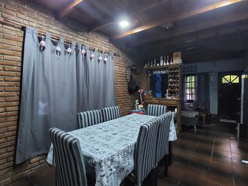 Casa en Monte Grande con cochera para 3 autos venta