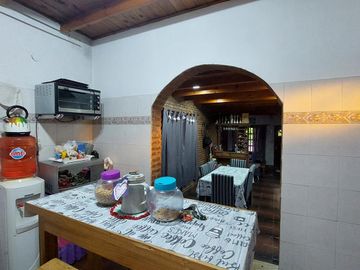 Casa en Monte Grande con cochera para 3 autos venta
