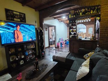 Casa en Monte Grande con cochera para 3 autos venta