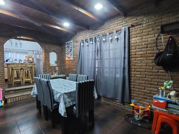 Casa en Monte Grande con cochera para 3 autos venta
