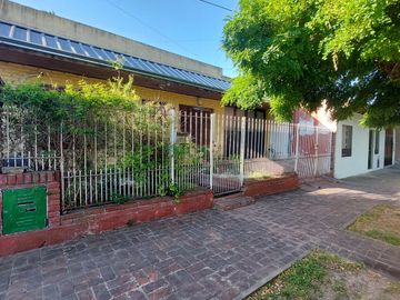 Casa en Monte Grande con cochera para 3 autos venta