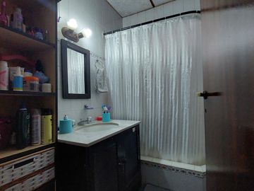Casa en Monte Grande con cochera para 3 autos venta