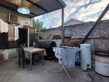 Casa en Monte Grande con cochera para 3 autos venta