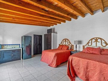 Casa Amueblada con Casitas Independientes – Para Vivir y Generar Ingresos