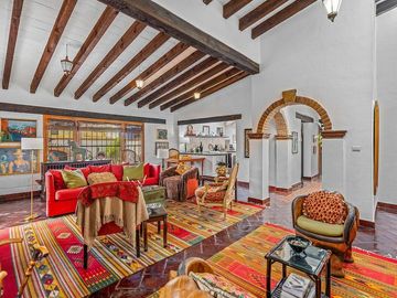 Casa Amueblada con Casitas Independientes – Para Vivir y Generar Ingresos