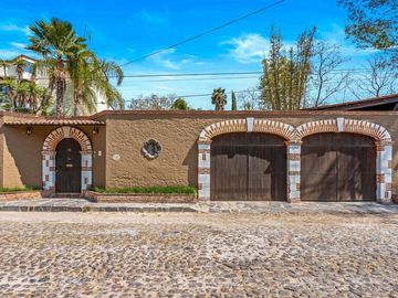 Casa Amueblada con Casitas Independientes – Para Vivir y Generar Ingresos