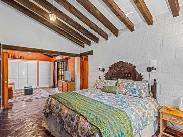 Casa Amueblada con Casitas Independientes – Para Vivir y Generar Ingresos