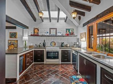 Casa Amueblada con Casitas Independientes – Para Vivir y Generar Ingresos