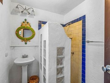 Casa Amueblada con Casitas Independientes – Para Vivir y Generar Ingresos