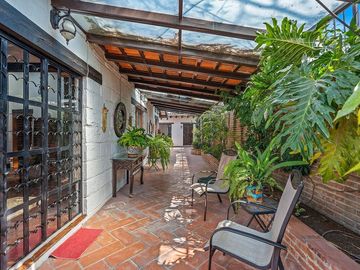 Casa Amueblada con Casitas Independientes – Para Vivir y Generar Ingresos