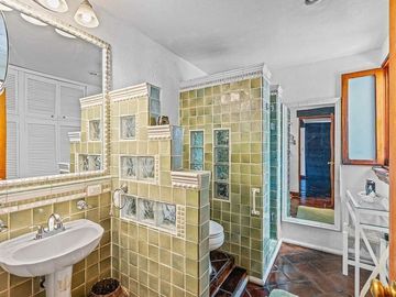 Casa Amueblada con Casitas Independientes – Para Vivir y Generar Ingresos