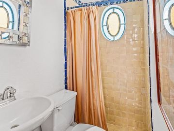 Casa Amueblada con Casitas Independientes – Para Vivir y Generar Ingresos