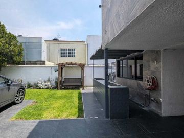 MODERNA CASA EN GUSTAVO BAZ