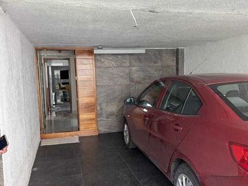MODERNA CASA EN GUSTAVO BAZ