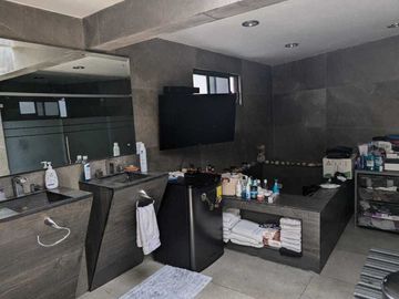 MODERNA CASA EN GUSTAVO BAZ