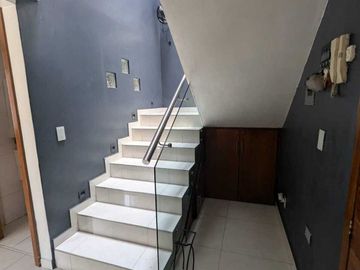 MODERNA CASA EN GUSTAVO BAZ