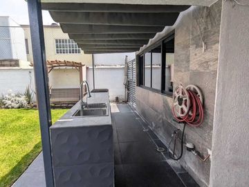MODERNA CASA EN GUSTAVO BAZ