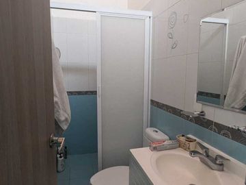 MODERNA CASA EN GUSTAVO BAZ