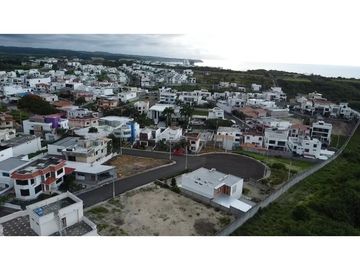 En venta hermosa casa en urbanización privada Manta Beach
