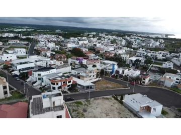 En venta hermosa casa en urbanización privada Manta Beach