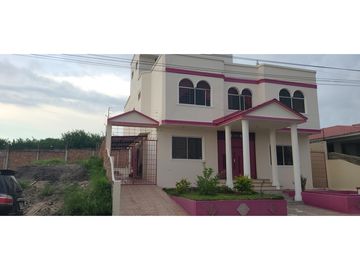 En venta hermosa casa en urbanización privada Manta Beach